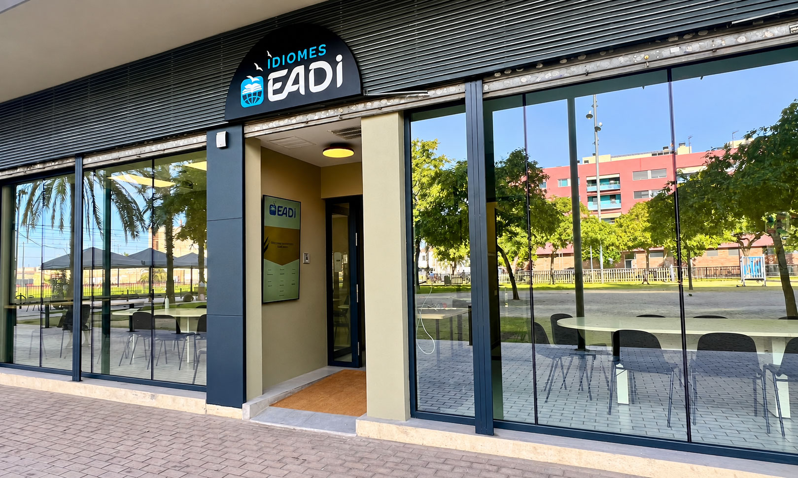 Façana d’EADI a la plaça d’Ernest Lluch de Badalona